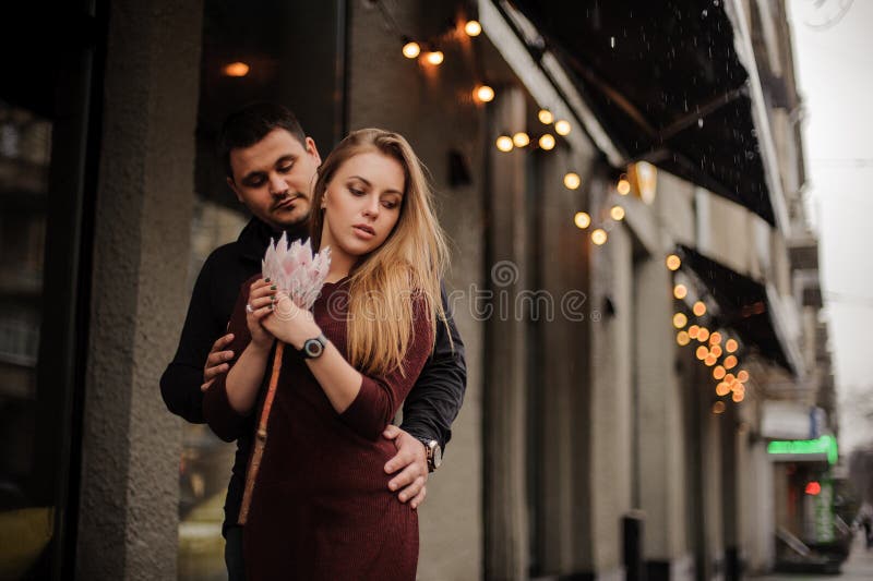 Jeunes couples huging date des couples affectueux photos libres de droits Jeunes couples huging date des couples affectueux photos libres de droits