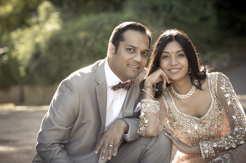 Jeunes couples indiens heureux se reposant ensemble dehors photo libre de droits Jeunes couples indiens heureux se reposant ensemble dehors photo libre de droits