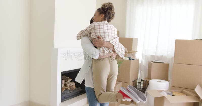 Jeunes couples joyeux célébrant leur mouvement banque de vidéos