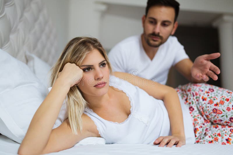 Jeunes couples malheureux ayant des problèmes dans les relations photo stock Jeunes couples malheureux ayant des problèmes dans les relations photo stock