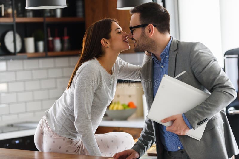 Jeunes couples mari?s beaux pendant le matin Homme allant fonctionner images stock Jeunes couples mari?s beaux pendant le matin Homme allant fonctionner images stock