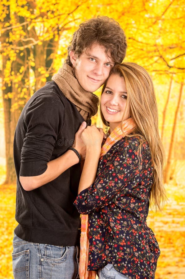 Jeunes couples montrant leur amour pour la pose d'appareil-photo photos libres de droits Jeunes couples montrant leur amour pour la pose d'appareil-photo photos libres de droits