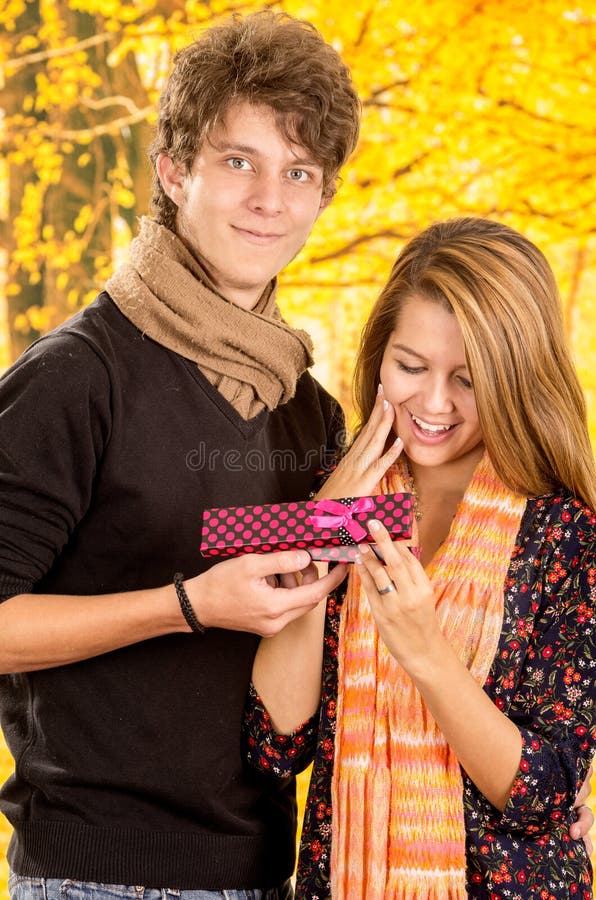 Jeunes couples montrant leur amour pour la pose d'appareil-photo image stock Jeunes couples montrant leur amour pour la pose d'appareil-photo image stock