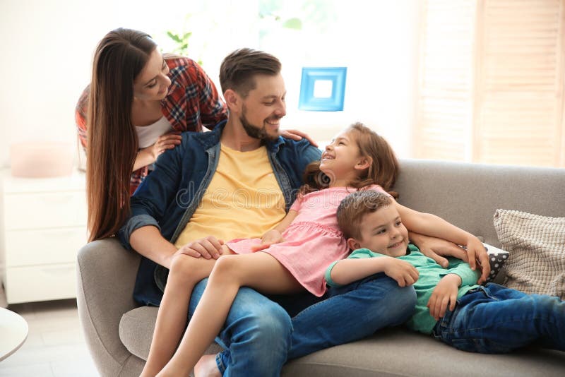 Jeunes couples passant le temps avec des enfants à la maison image libre de droits Jeunes couples passant le temps avec des enfants à la maison image libre de droits