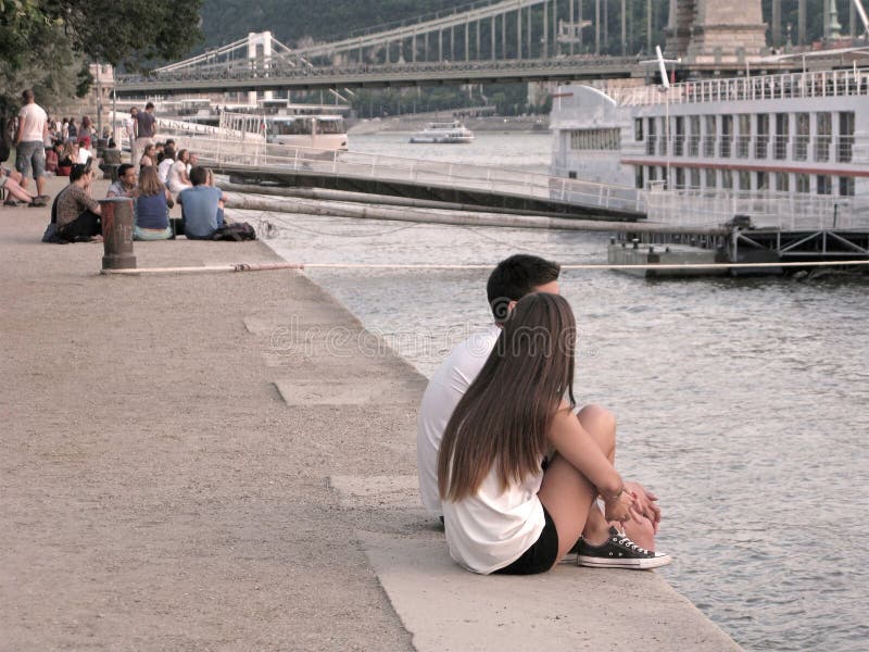 Jeunes couples, remblai de Danube, Budapest, la vie habituelle images stock Jeunes couples, remblai de Danube, Budapest, la vie habituelle images stock