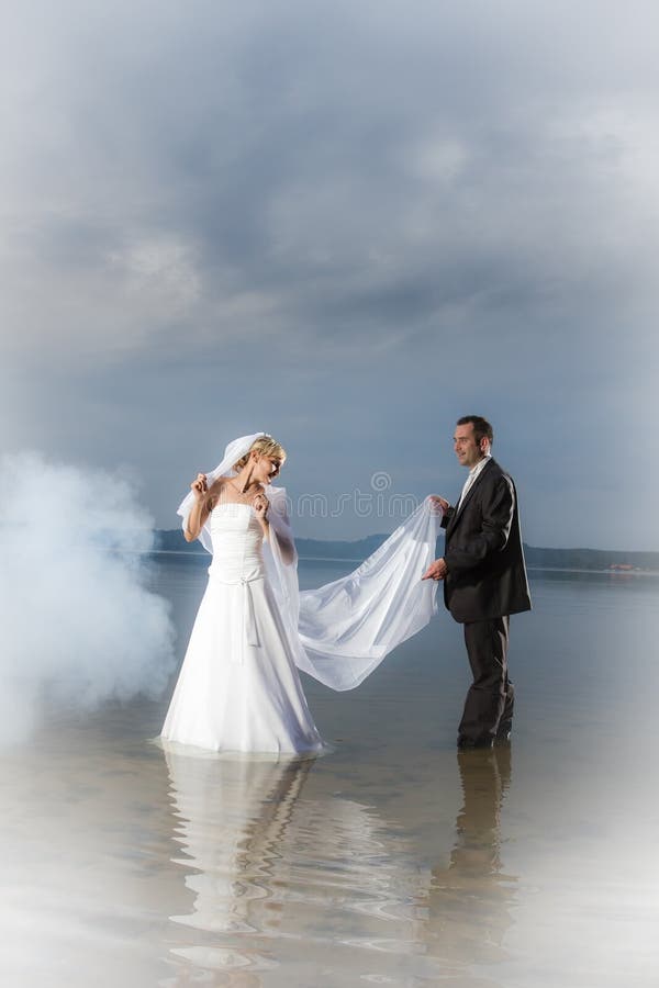 Jeunes Couples Restant Dans Un Lac Photo stock Image du mariage