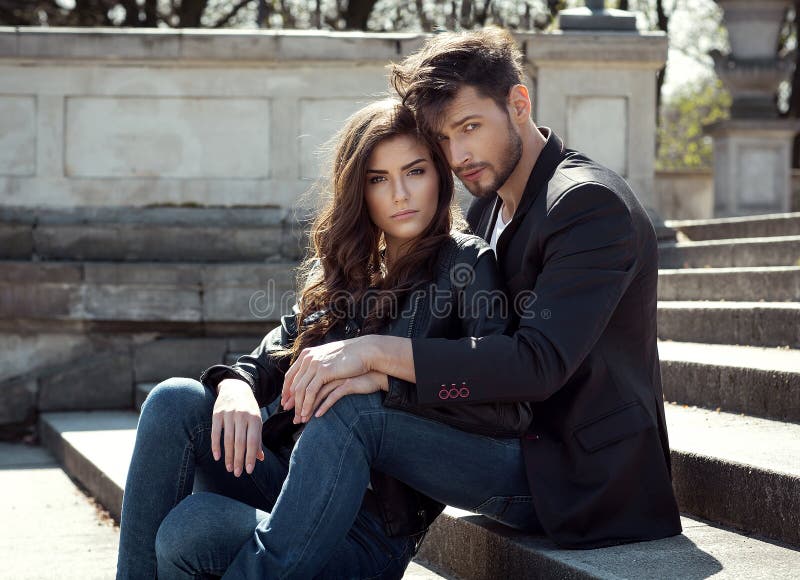 Jeunes couples s'étreignant extérieur photographie stock Jeunes couples s'étreignant extérieur photographie stock