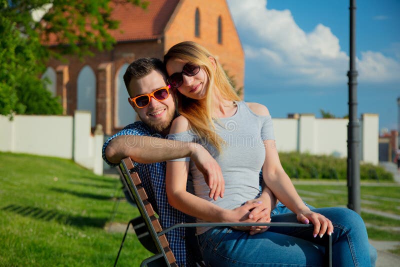 Jeunes couples se reposant sur le banc images libres de droits Jeunes couples se reposant sur le banc images libres de droits