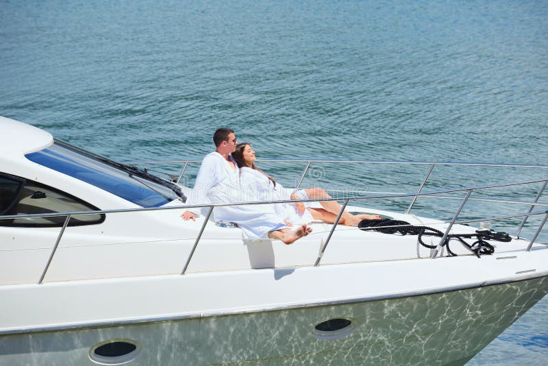 Jeunes couples sur le yacht photos stock Jeunes couples sur le yacht photos stock