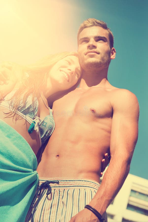 Jeunes couples à la plage image stock Jeunes couples à la plage image stock