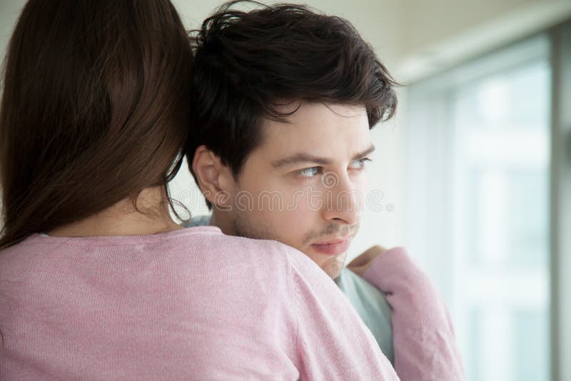 Jeunes couples étreignant, femme embrassant soulageant l'homme, conso d'épouse image libre de droits Jeunes couples étreignant, femme embrassant soulageant l'homme, conso d'épouse image libre de droits
