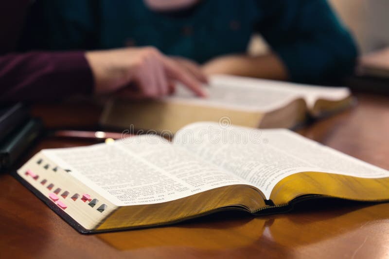 Jeunes couples étudiant la bible