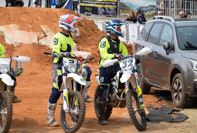 Jeunes coureurs de moto à l'exposition d'Automotor à Tel Aviv l'israel photos libres de droits Jeunes coureurs de moto à l'exposition d'Automotor à Tel Aviv l'israel photos libres de droits