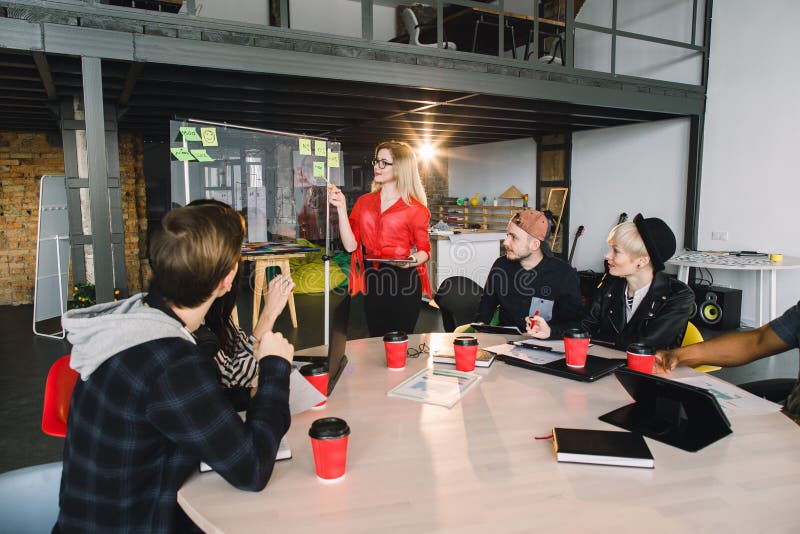 Jeunes cr?atifs multiraciaux dans le bureau moderne Le groupe de gens d'affaires collaborent avec l'ordinateur portable photo stock Jeunes cr?atifs multiraciaux dans le bureau moderne Le groupe de gens d'affaires collaborent avec l'ordinateur portable photo stock