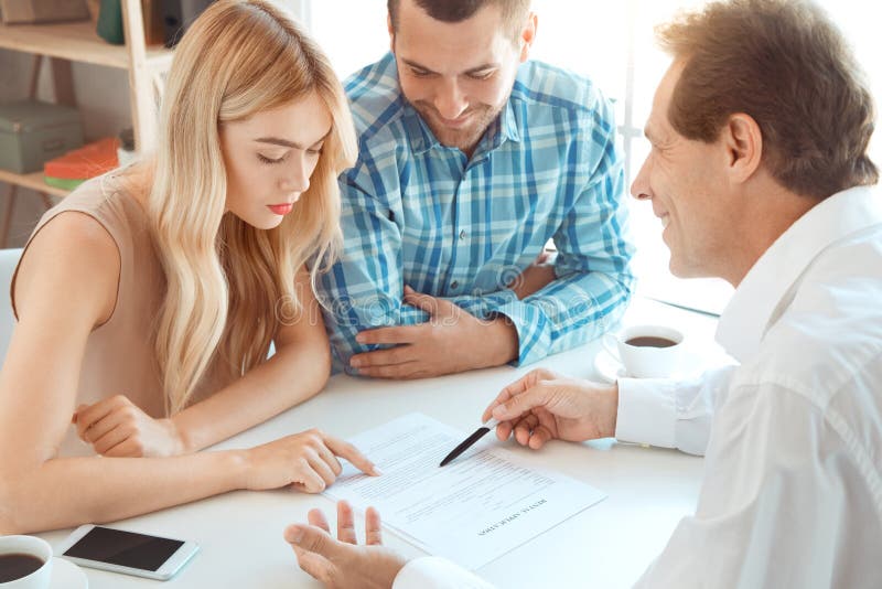 Jeunes de couples de loyer d'appartement immobiliers ensemble photographie stock libre de droits Jeunes de couples de loyer d'appartement immobiliers ensemble photographie stock libre de droits