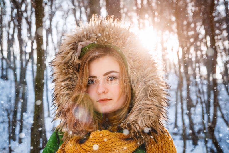jeunes de femme de l'hiver de verticale Portrait en gros plan de fille heureuse En exprimant la positivit?, v?ritable les ?motion photographie stock jeunes de femme de l'hiver de verticale Portrait en gros plan de fille heureuse En exprimant la positivit?, v?ritable les ?motion photographie stock