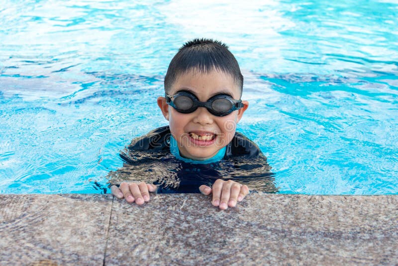 jeunes de natation de regroupement de gar?on image libre de droits jeunes de natation de regroupement de gar?on image libre de droits