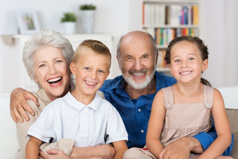Jeunes enfants de mêmes parents heureux avec leurs grands-parents photo libre de droits Jeunes enfants de mêmes parents heureux avec leurs grands-parents photo libre de droits