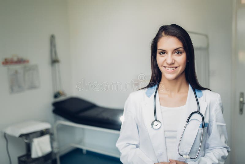 jeunes femelles de verticale de docteur confiant photo stock jeunes femelles de verticale de docteur confiant photo stock