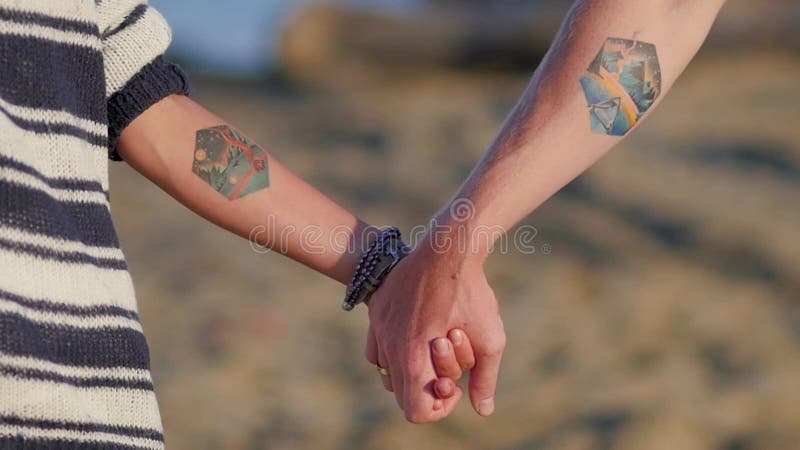 Jeunes femme et homme de couples sur la plage de sable fin au coucher du soleil. Les mains ferment clips vidéos