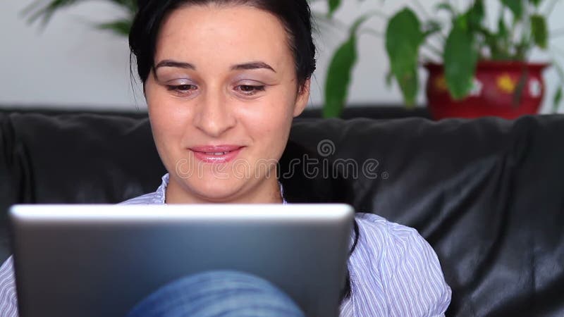 Jeunes femmes à la maison utilisant une tablette