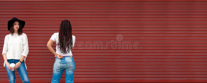 Jeunes filles à façonner sur le fond photo stock Jeunes filles à façonner sur le fond photo stock