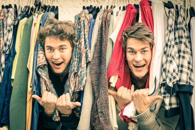 Jeunes frères de hippie au marché hebdomadaire de tissu - meilleurs amis photos libres de droits Jeunes frères de hippie au marché hebdomadaire de tissu - meilleurs amis photos libres de droits