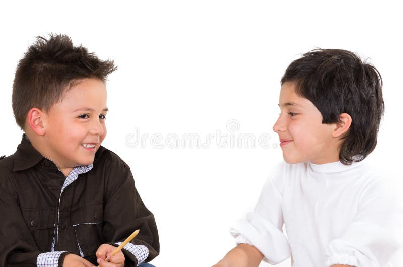Jeunes garçons mignons jouant ensemble d'isolement plus de photo libre de droits Jeunes garçons mignons jouant ensemble d'isolement plus de photo libre de droits