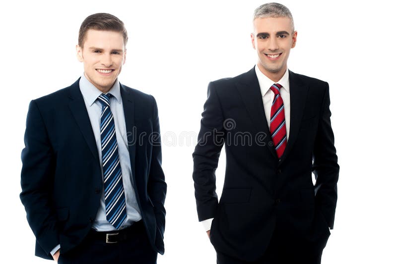 Jeunes hommes d'affaires posant ensemble image libre de droits Jeunes hommes d'affaires posant ensemble image libre de droits