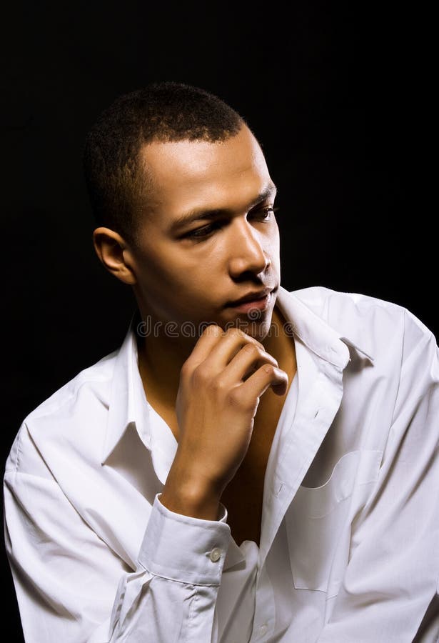 Un Jeune Homme Sérieux S'est Plié Les Mains Et S'est Assis Au Bureau