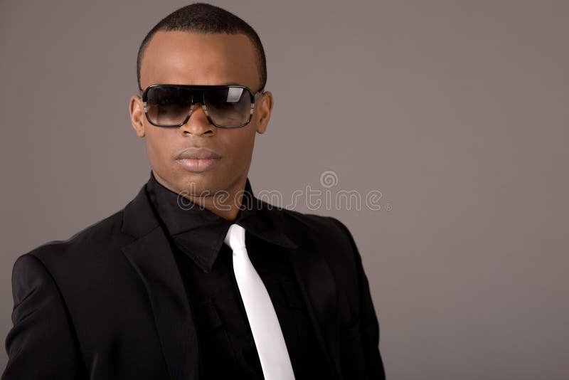 Jeunes lunettes de soleil s'usantes ethniques d'homme d'affaires photo stock Jeunes lunettes de soleil s'usantes ethniques d'homme d'affaires photo stock