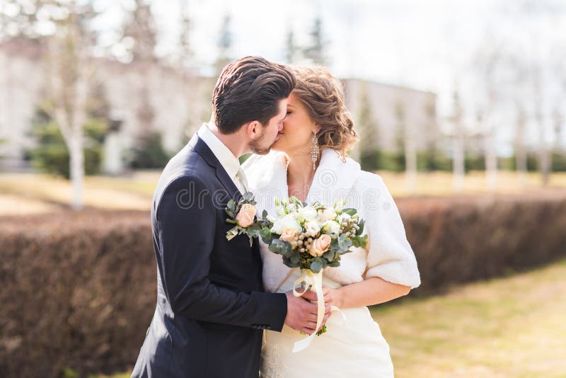Download Jeunes Mariés Embrassant Leur Jour Du Mariage Dehors Image stock - Image du amour, mariage: 77160059