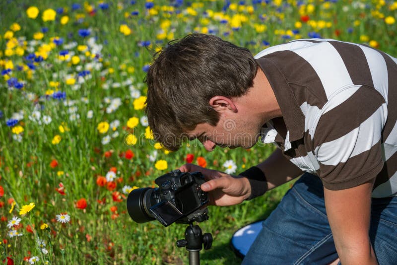 Jeunes photographe/videographer caucasiens beaux dans les jardins botaniques