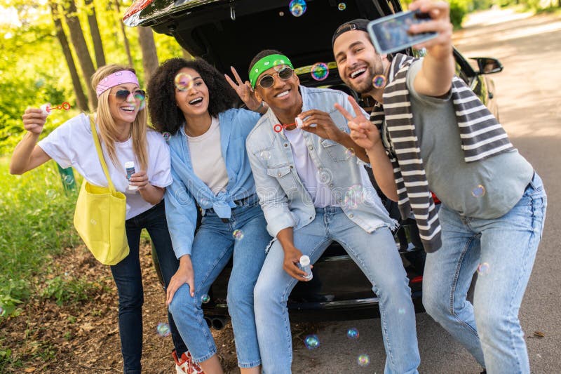 Jeunes qui font du selfie et ont l'air joyeux photographie stock