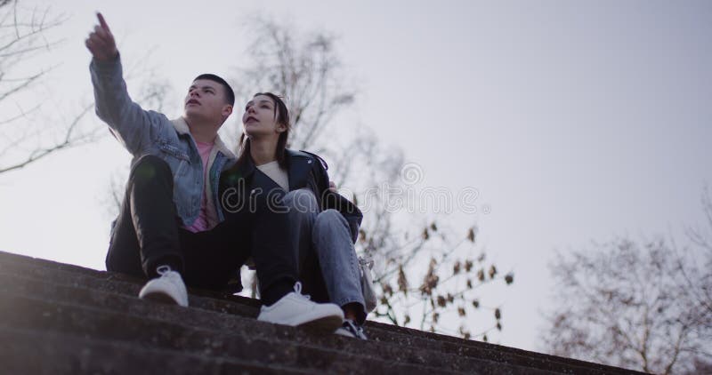 Jeunes rêves de couple de l'avenir assis sur les pas banque de vidéos