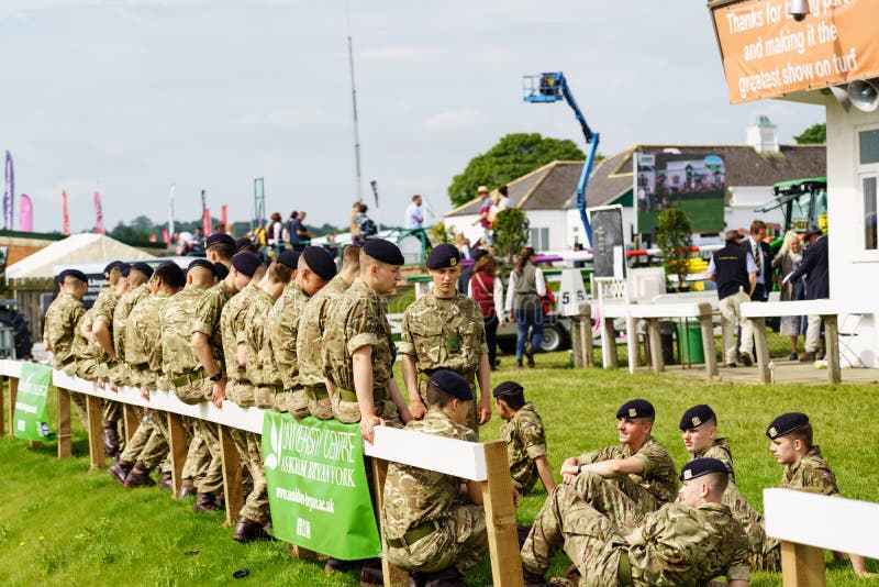 Jeunes soldats d'apprenti d'armée à la grande exposition de Yorkshire photos stock Jeunes soldats d'apprenti d'armée à la grande exposition de Yorkshire photos stock