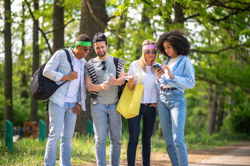 Jeunes touristes en auto-stop sur la route forestière image libre de droits