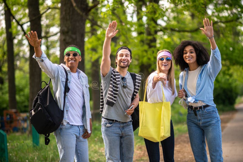 Jeunes touristes en auto-stop sur la route forestière photographie stock