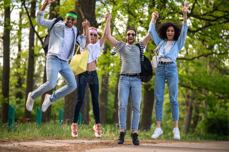Jeunes touristes en auto-stop sur la route forestière images stock