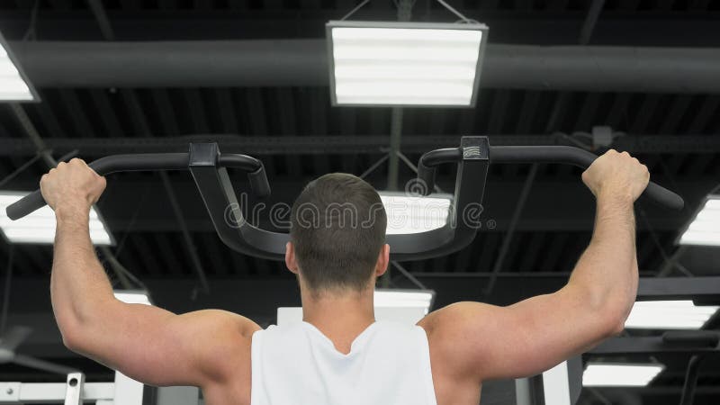 Jeunes trains musculaires d'homme au gymnase Athlète de la formation de poids photographie stock libre de droits Jeunes trains musculaires d'homme au gymnase Athlète de la formation de poids photographie stock libre de droits