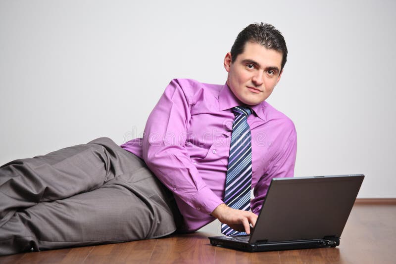 jeunes travaillants d'homme d'ordinateur portatif photo stock jeunes travaillants d'homme d'ordinateur portatif photo stock
