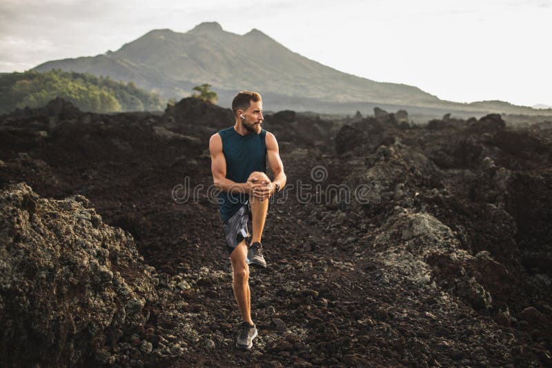 Jeunes étirage et échauffement de coureur pour le fonctionnement photo libre de droits Jeunes étirage et échauffement de coureur pour le fonctionnement photo libre de droits