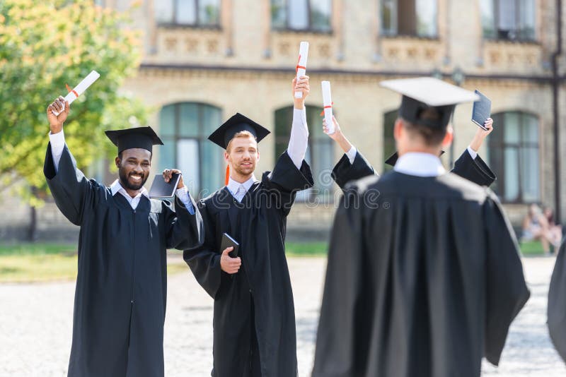 jeunes étudiants gradués passant le temps photos stock jeunes étudiants gradués passant le temps photos stock