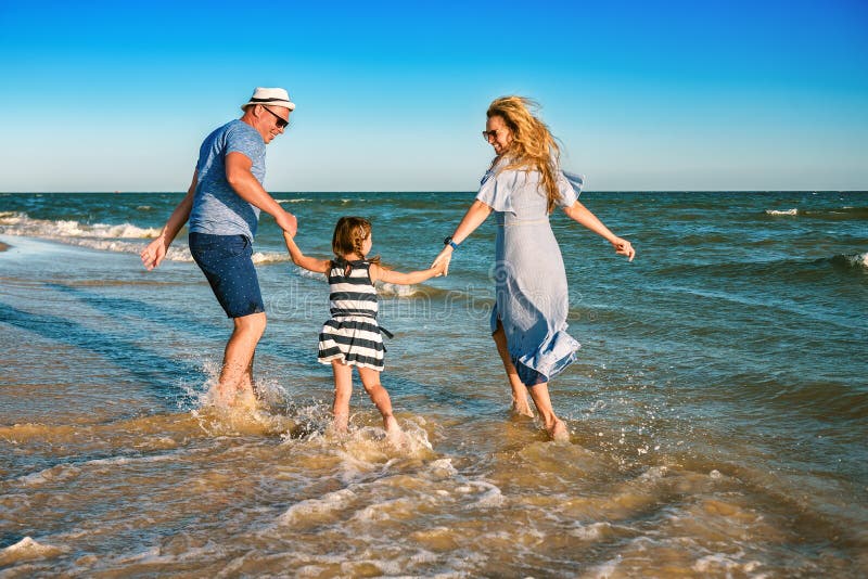Jeux de famille en mer image libre de droits Jeux de famille en mer image libre de droits
