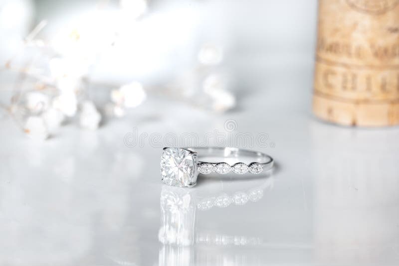 Nhẫn kim cương thiết kế trên nền trắng mang lại vẻ đẹp tuyệt vời cho người đeo. Sử dụng kim cương và vàng hoặc bạc để tạo ra những chiếc nhẫn sang trọng, đặc biệt trong ngày cưới của bạn. Một chiếc nhẫn với thiết kế đẹp sẽ là kỷ niệm đẹp suốt đời cho bạn và người thân.