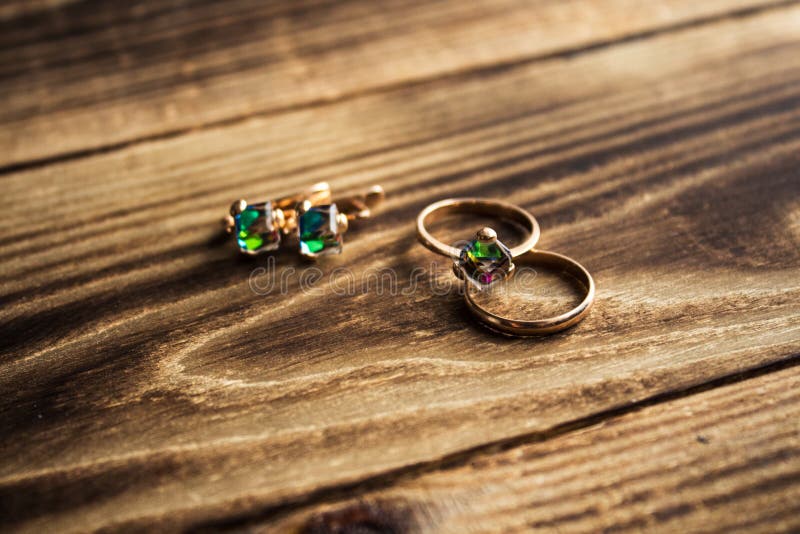 Jewerly, das auf hölzernen Hintergrund legt lizenzfreie stockbilder Jewerly, das auf hölzernen Hintergrund legt lizenzfreie stockbilder