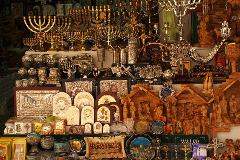 Pohled na velké množství různých Židovské náboženské předměty v obchodě v Jeruzalémě, Izrael.