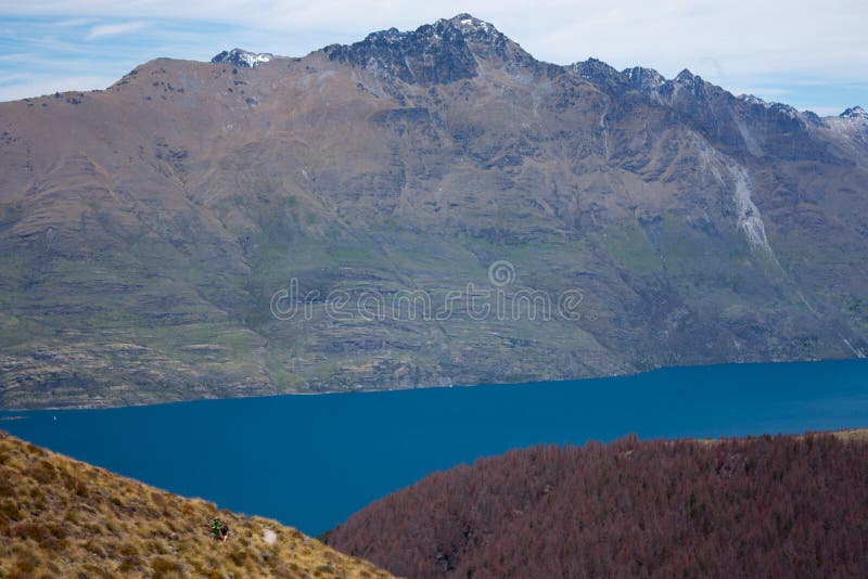 Jeziorne góry blisko Queenstown w Nowa Zelandia i Wakatipu zdjęcia stock Jeziorne góry blisko Queenstown w Nowa Zelandia i Wakatipu zdjęcia stock