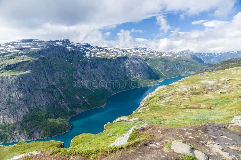 Jeziorny doliny i góry krajobraz blisko Trolltunga obraz stock