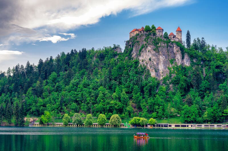 Jezioro Krwawiący z kasztelem w Slovenia fotografia stock Jezioro Krwawiący z kasztelem w Slovenia fotografia stock